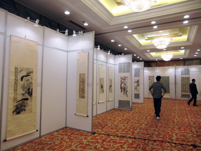 八棱柱掛畫(huà)展板案例