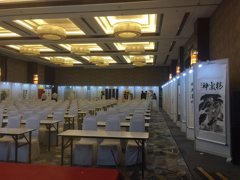八棱柱掛畫(huà)展板案例