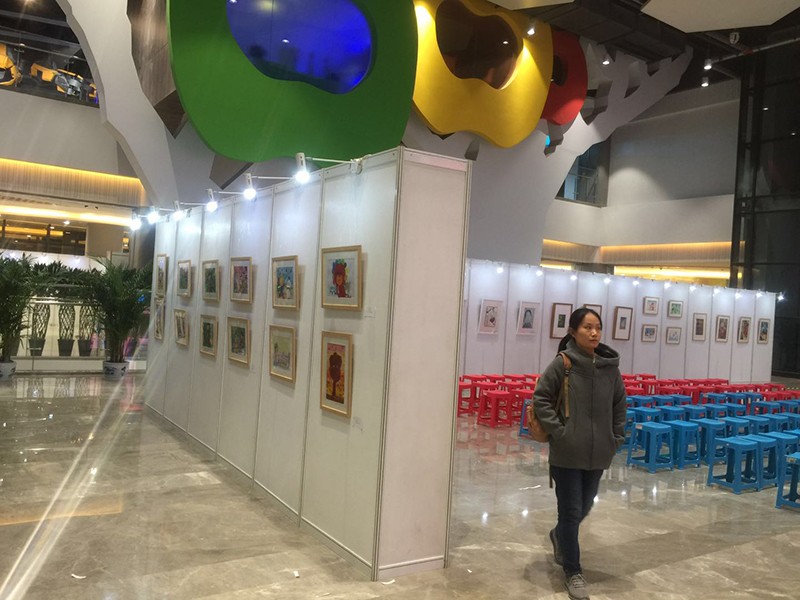 八棱柱掛畫(huà)展板案例